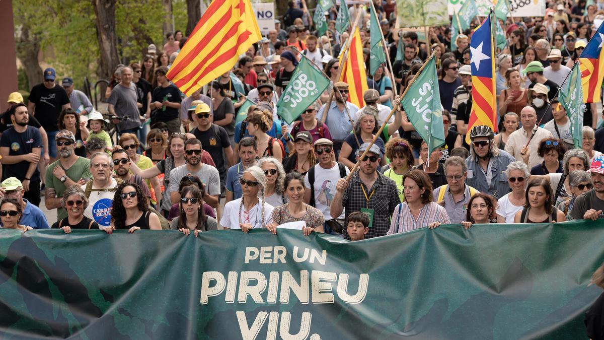 ‘Por un Pirineo vivo. Paremos los Juegos Olímpicos’ es el lema de la manifestación celebrada este domingo en Puigcerdà.
