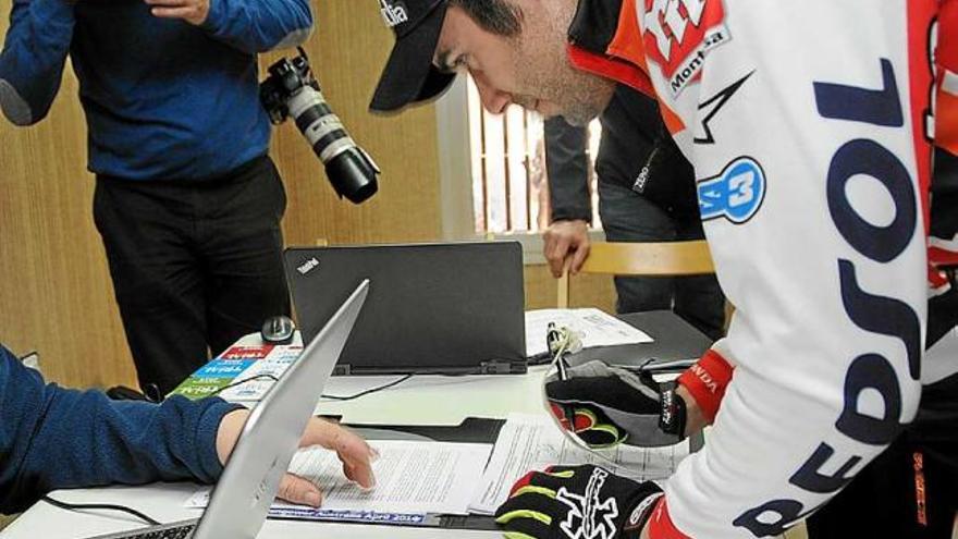 Toni Bou, signant ahir a les verificacions, competirà condicionat