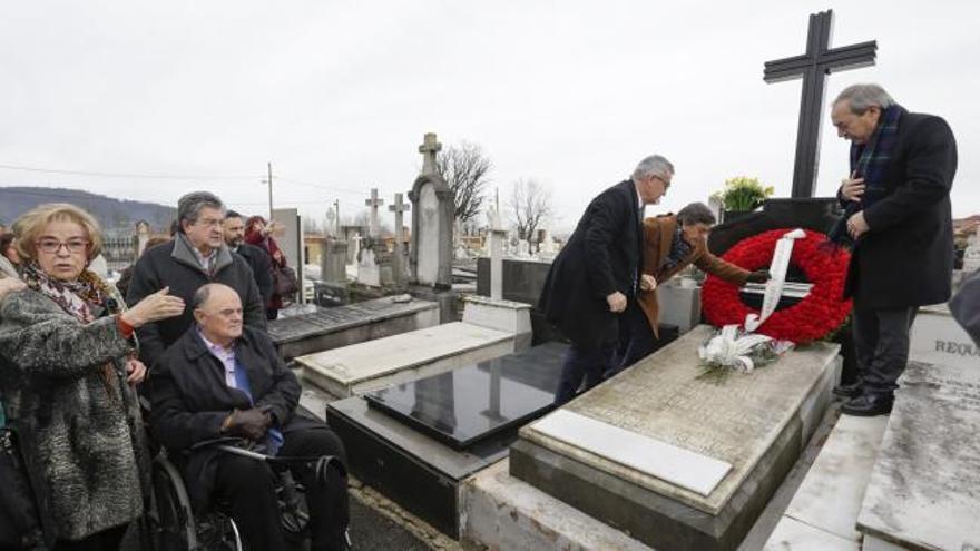 Homenaje a Ángel González en el cementerio de El Salvador