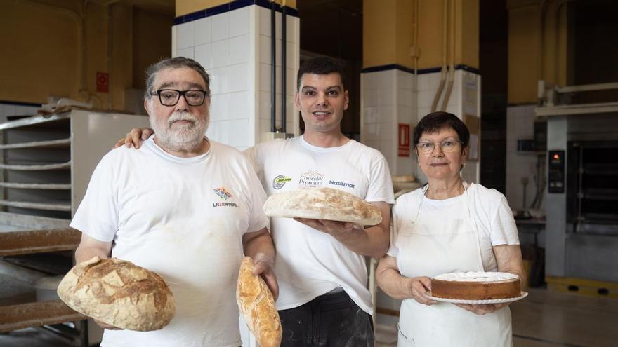 La panadería rural que conquista A Coruña: 70 años de tradición y 210 toneladas de leña para hornear un pan histórico