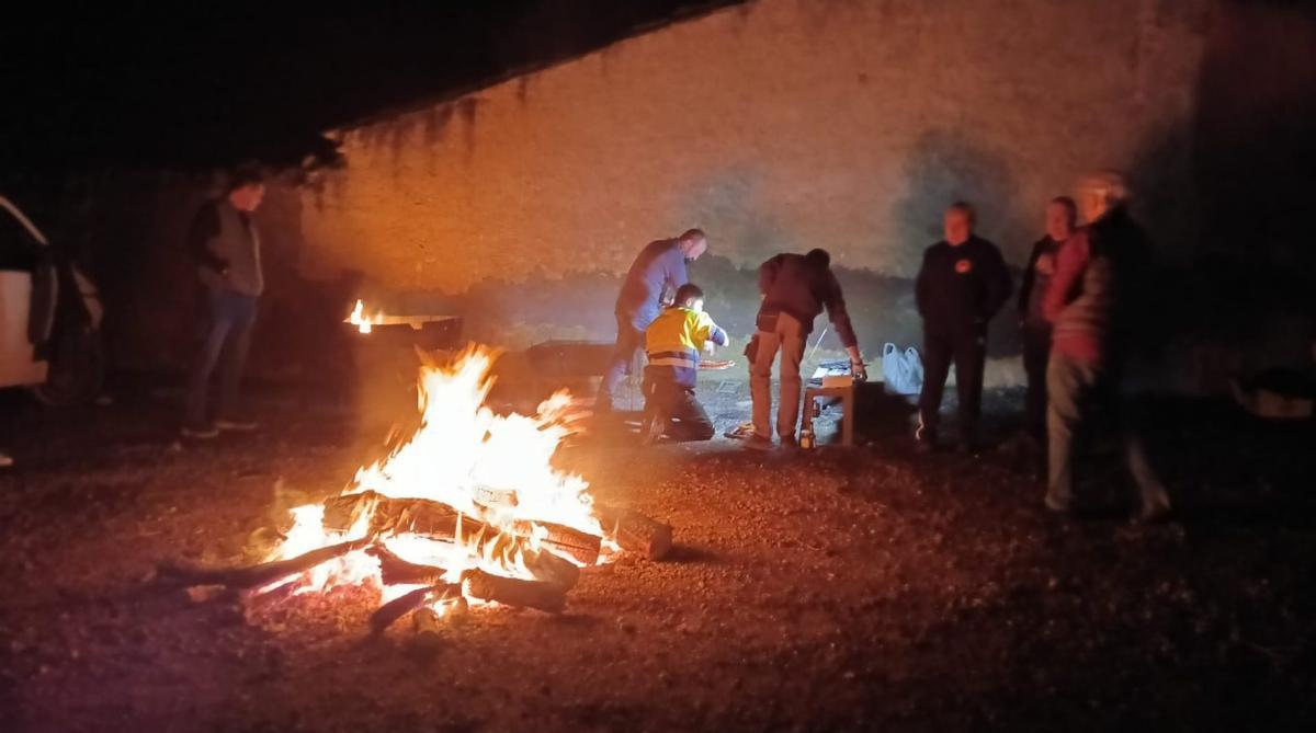 Los vecinos prenden la llama de las hogueras de San Antón