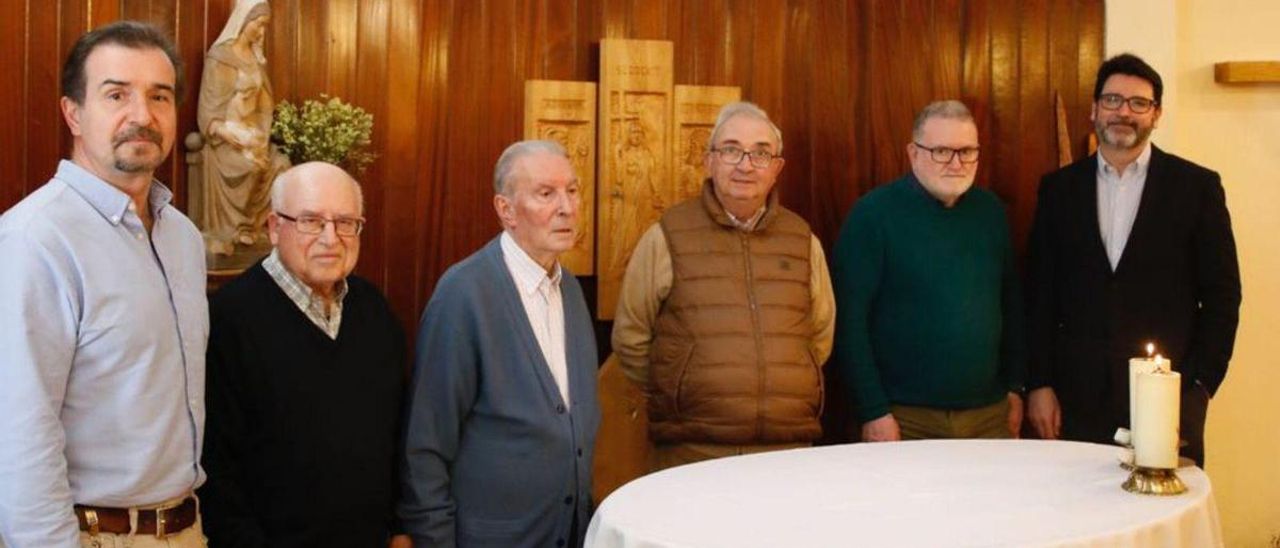 Por la izquierda, Juan Lozano, José María Valdivielso, Miguel Corral, Arturo Muiño, Germán Padín y Simón Cortina, en su capilla.