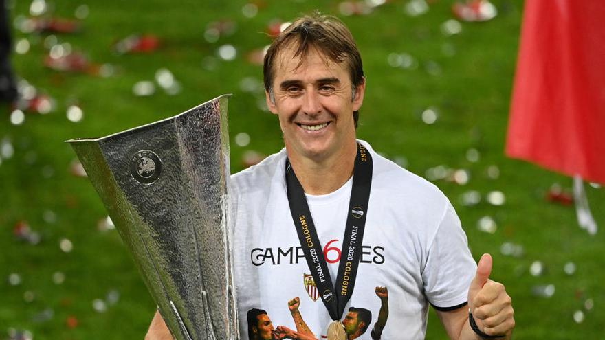 El técnico del Sevilla, Julen Lopetegui, posa con la copa de la Europa League.