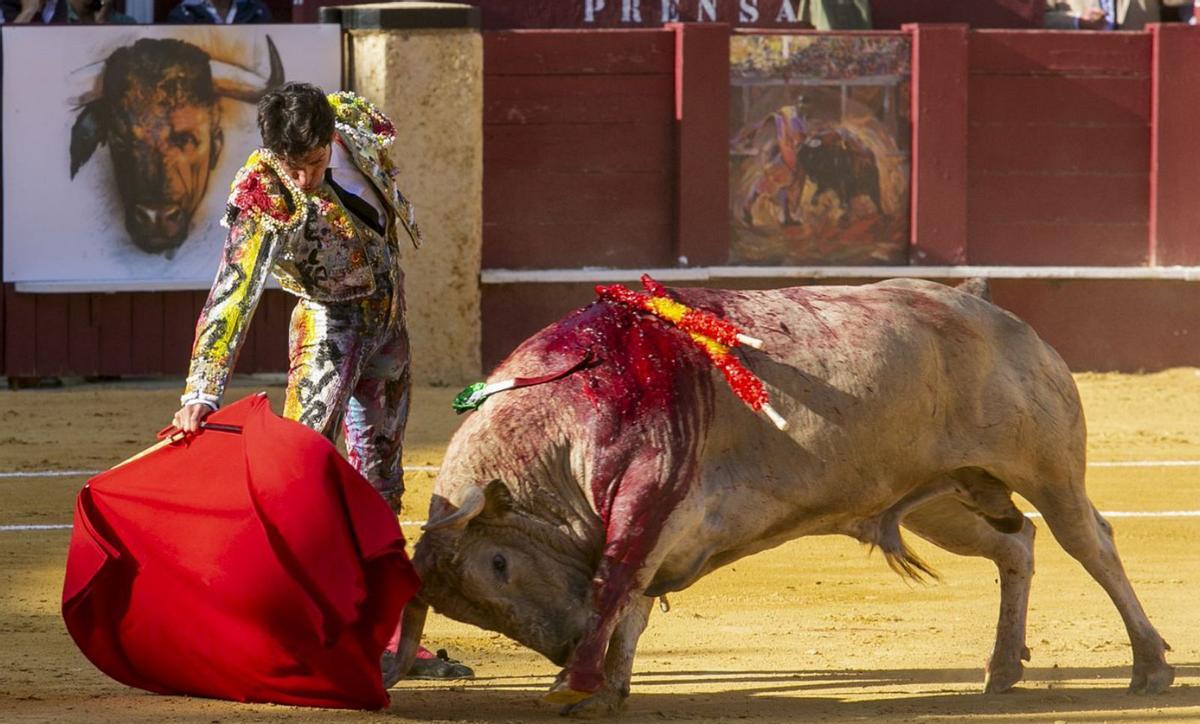 Cayetano, con el traje pintado por Zapata. | EFE