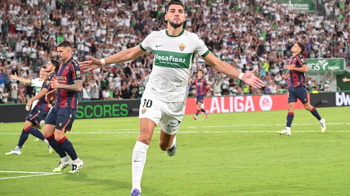 Un jugador del Elche celebra un gol.