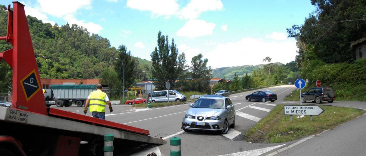 Un vehículo siniestrado en el actual acceso al polígono de Fábrica de Mieres.