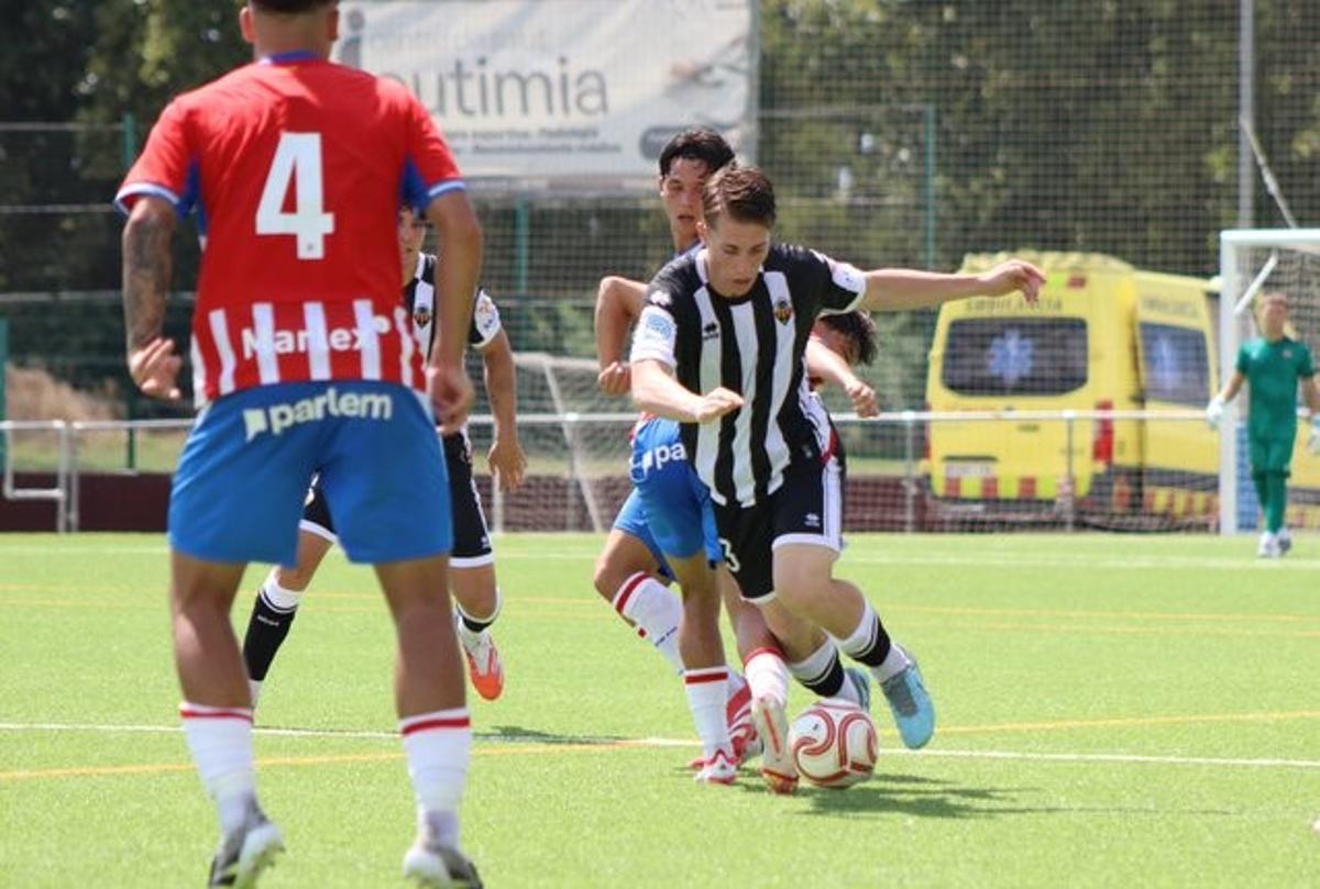 El central valenciano Antoni Fenollar, en un lance del partido ante el Girona CF B.