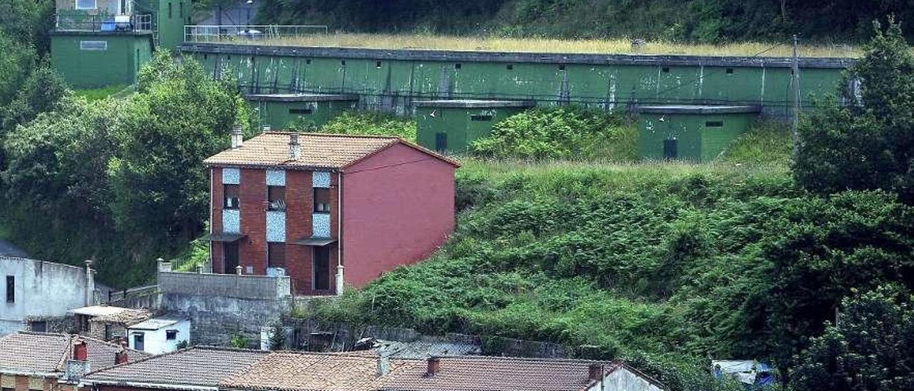 Al fondo, el depósito de agua de Ciaño, que abastece a las redes de los distritos langreanos.
