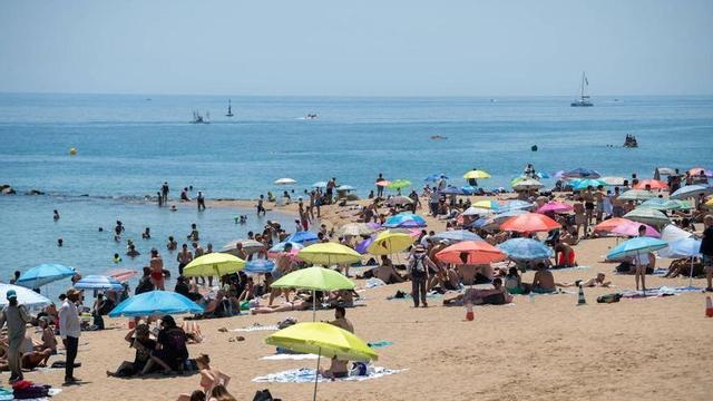 Gent a la platja de la Barceloneta durant l’onada de calor.