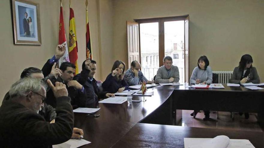 El equipo de gobierno en el momento de votar a favor de prorrogar el contrato del agua.