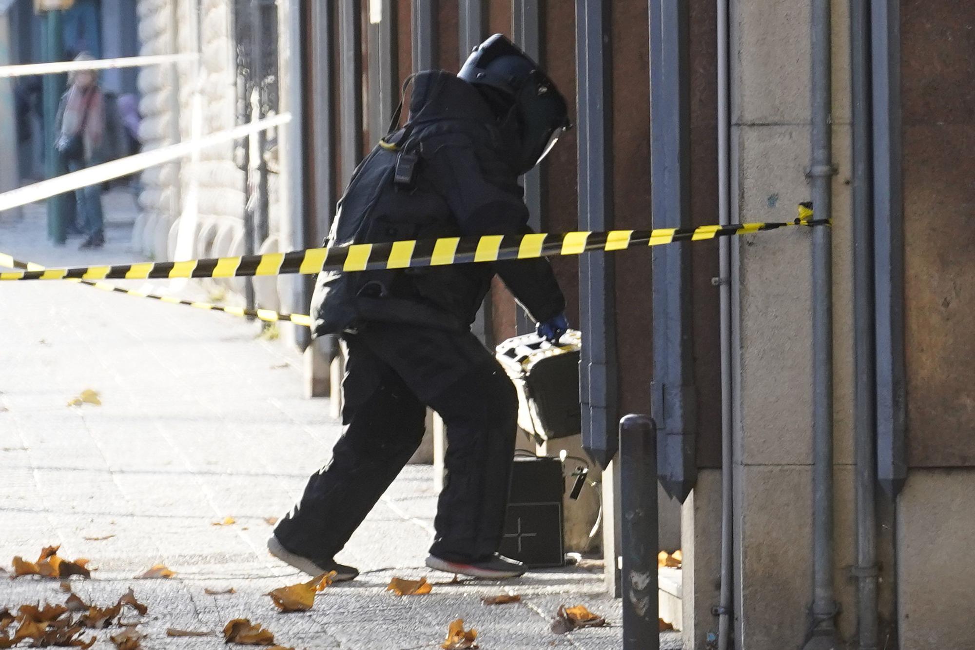 Desallotgen la seu de la Seguretat Social de Santa Eugènia per un container amb suposat material perillós