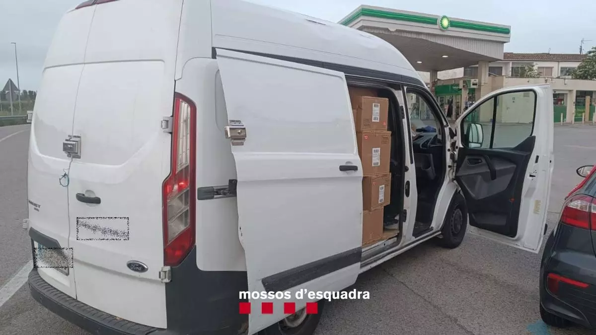 Detenen un home per sostreure 64 caixes de material esportiu d’un camió a la Jonquera