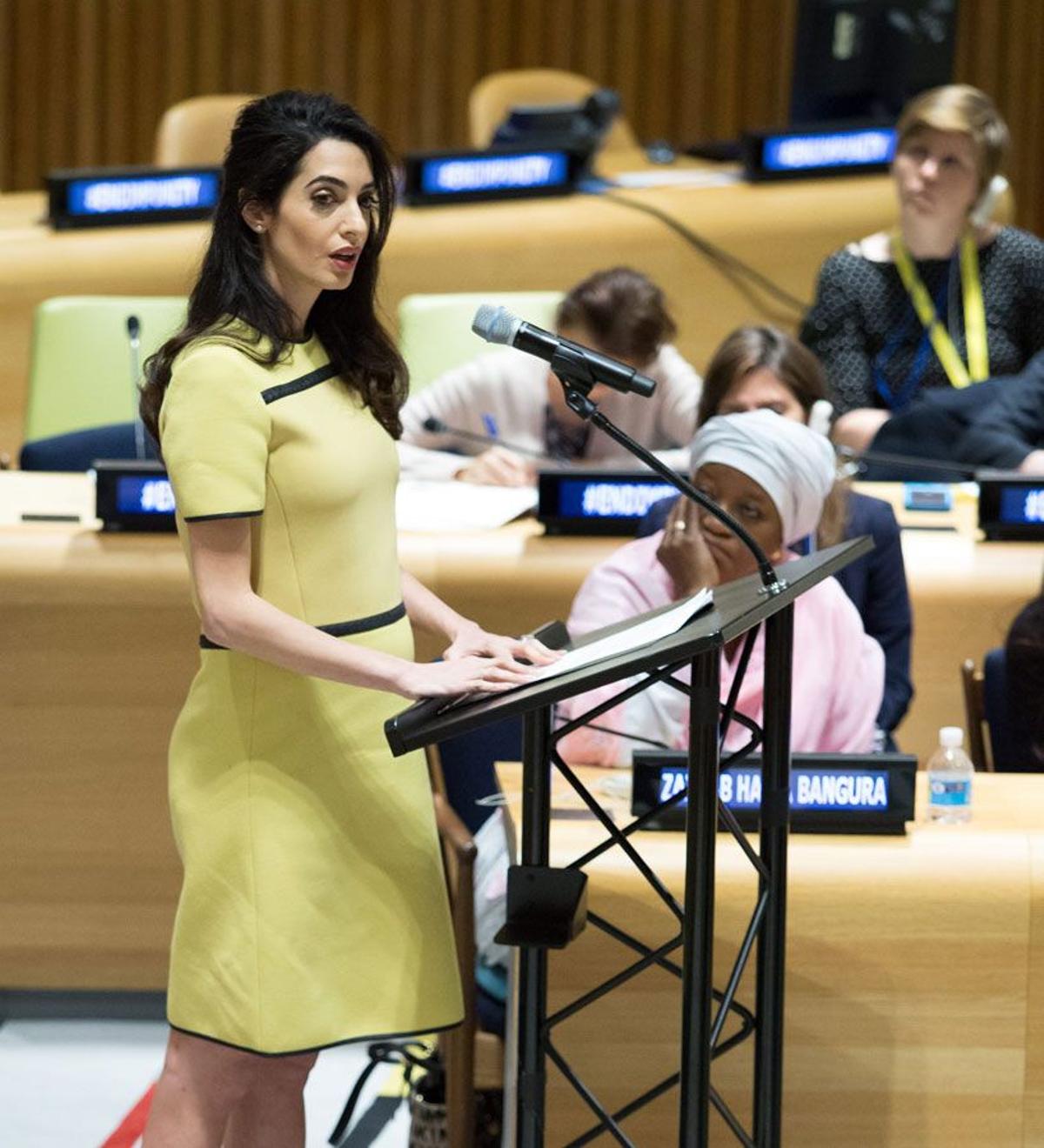 Amal Clooney embarazada con vestido amarillo