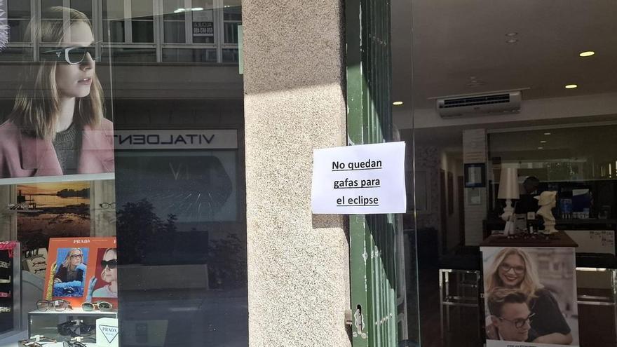 Gafas agotadas y búsquedas de última hora en Vilagarcía para ver el eclipse