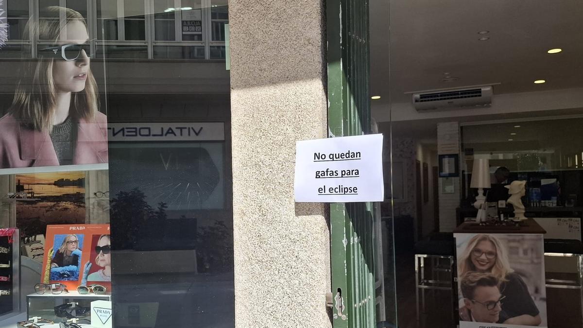 En Doce Ópticos optaron por colocar un cartel.