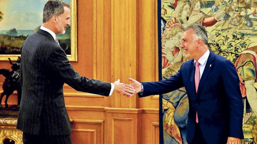 El Rey Felipe VI recibe en audiencia al presidente del Gobierno de Canarias, Ángel Víctor Torres, en el Palacio de la Zarzuela.