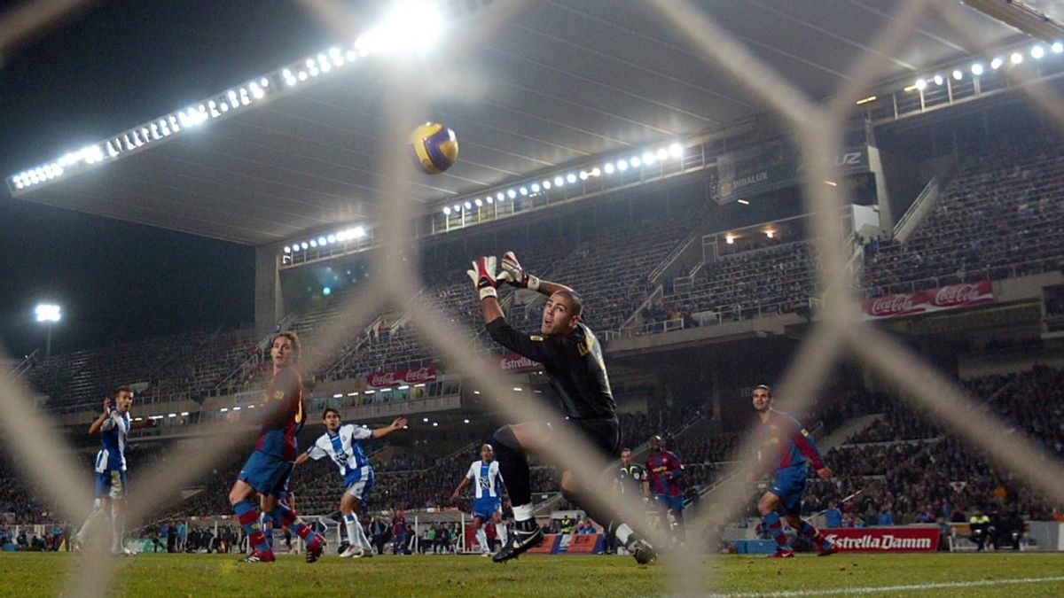 Valdés (en primer plano), Luis García, Milito y Márquez observan cómo el balón se dirige al fondo de la red en el derbi contra el Espanyol celebrado en Montjuïc el 1 de diciembre de 2007.