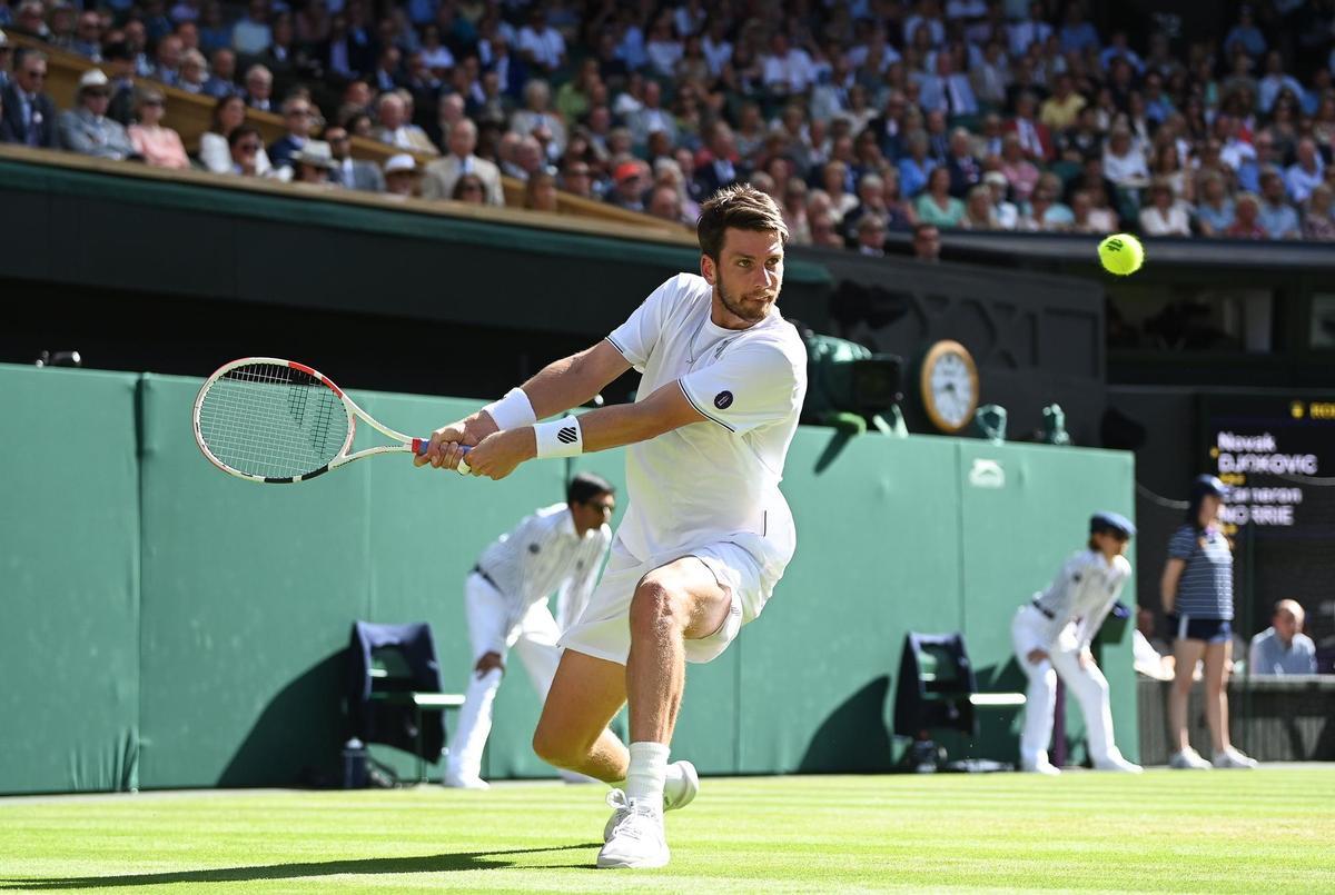 Wimbledon (United Kingdom), 08/07/2022.- Cameron Norrie of Britain in action against Novak Djokovic of Serbia during their men’s semi final match at the Wimbledon Championships in Wimbledon, Britain, 08 July 2022. (Tenis, Reino Unido) EFE/EPA/NEIL HALL EDITORIAL USE ONLY