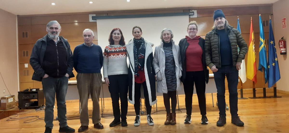 La nueva directiva de Cauce del Nalón, de izquierda a derecha, Julio Arbesú, José Cepedal, May Rodríguez, Isabel Rivera, María Josefa González, Eva Martínez González y Manuel Antonio Ovies.