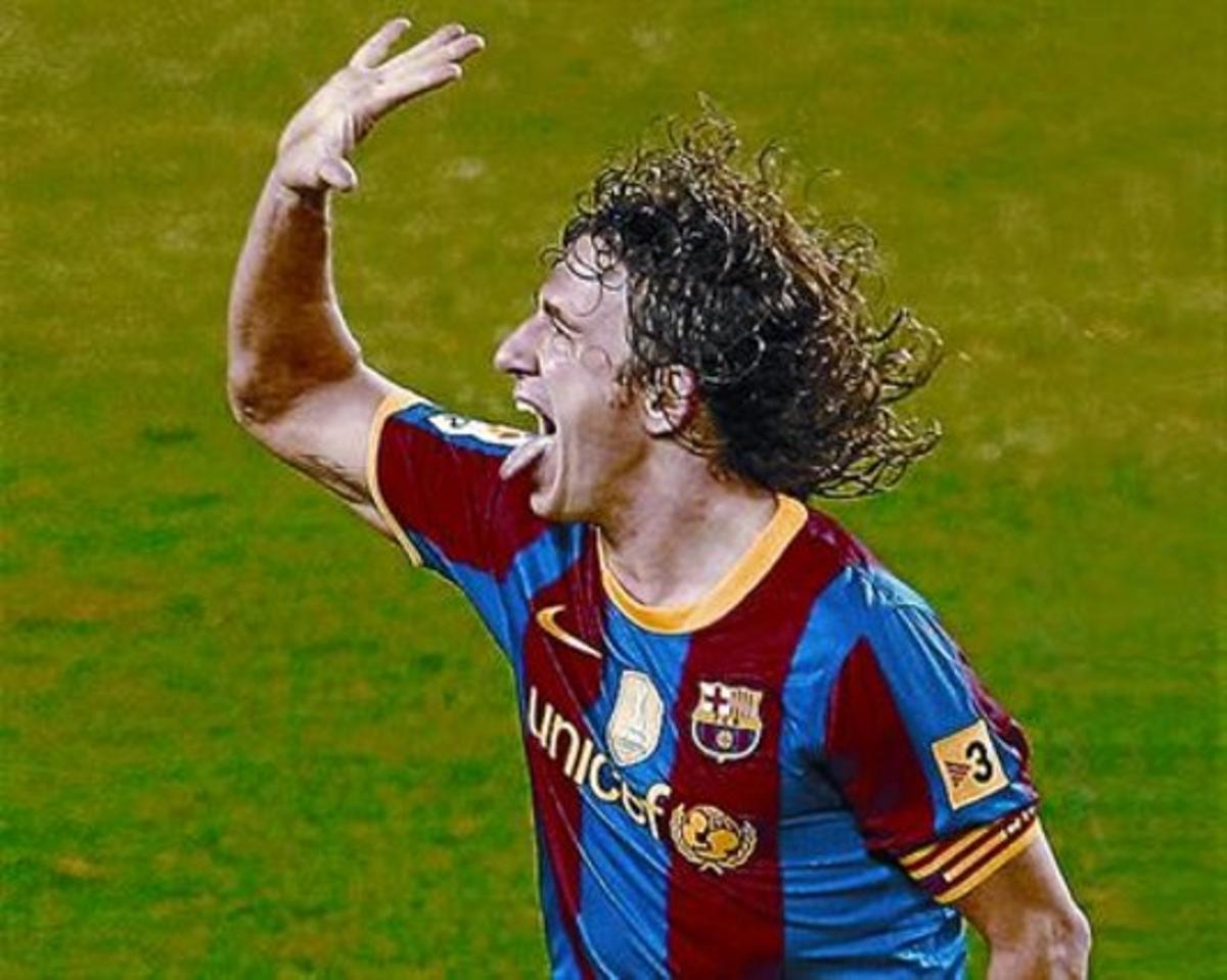 Carles Puyol mostra la ’maneta’, dilluns passat al Camp Nou.