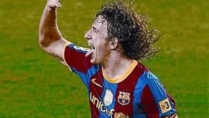 Carles Puyol mostra la ’maneta’, dilluns passat al Camp Nou.