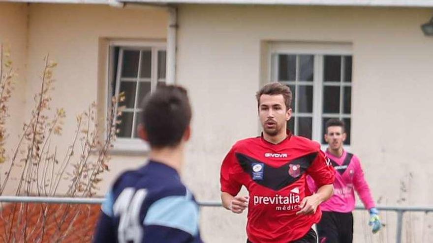 Un jugador del Miranda conduce el balón en un partido de la campaña.