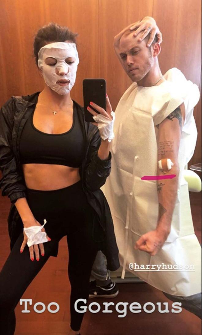 Kourtney Kardashian con una máscara en la cara
