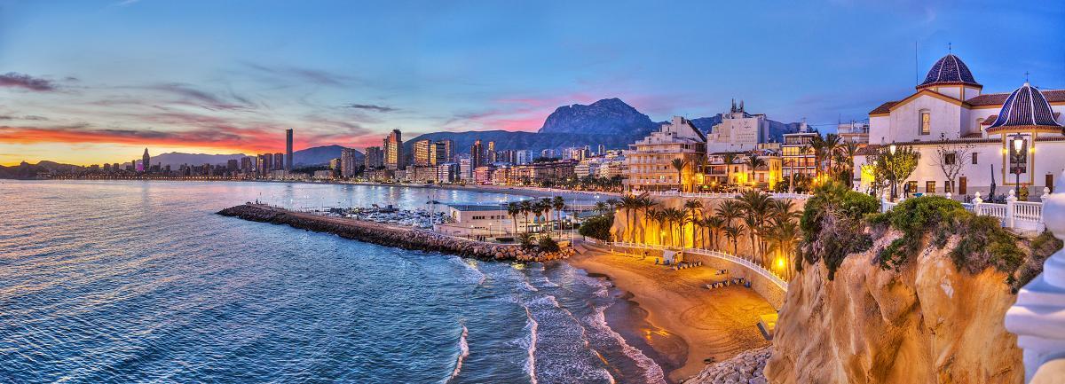 Benidorm ofrece playas de arena dorada y una animada vida nocturna para una escapada perfecta.