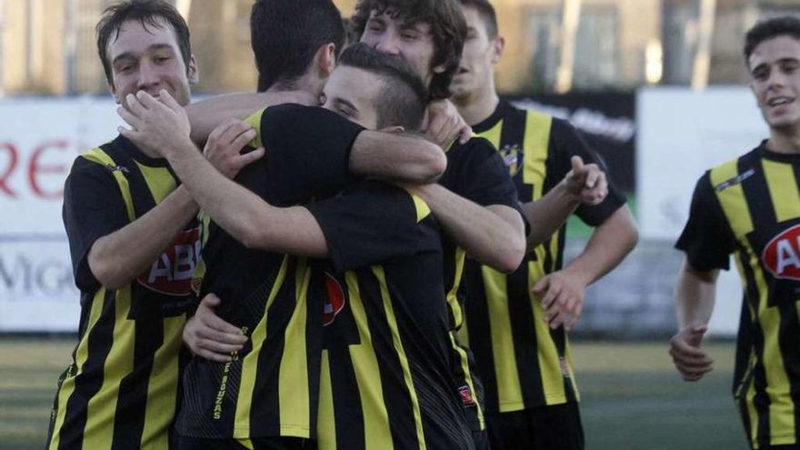 Los jugadores del Rápido celebran un gol ante el Arosa. // José Lores