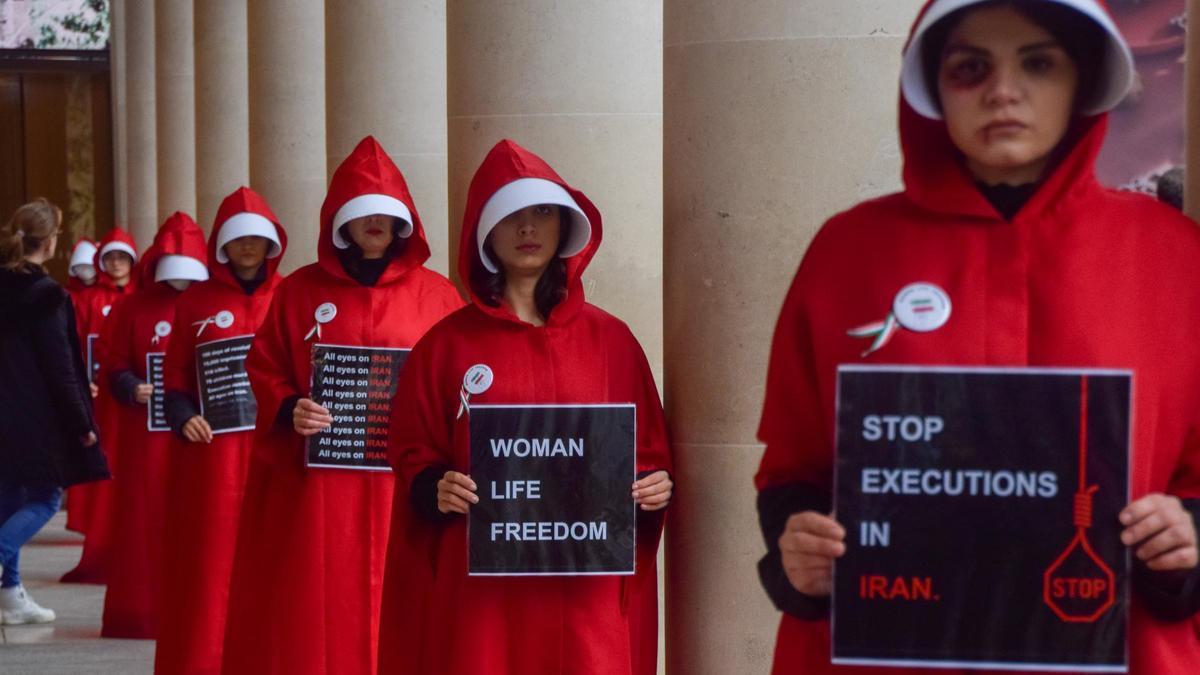 Varias mujeres vestidas como en 'El cuento de la criada' se manifiestan en Londres contra la represión del régimen iraní en enero de 2023.