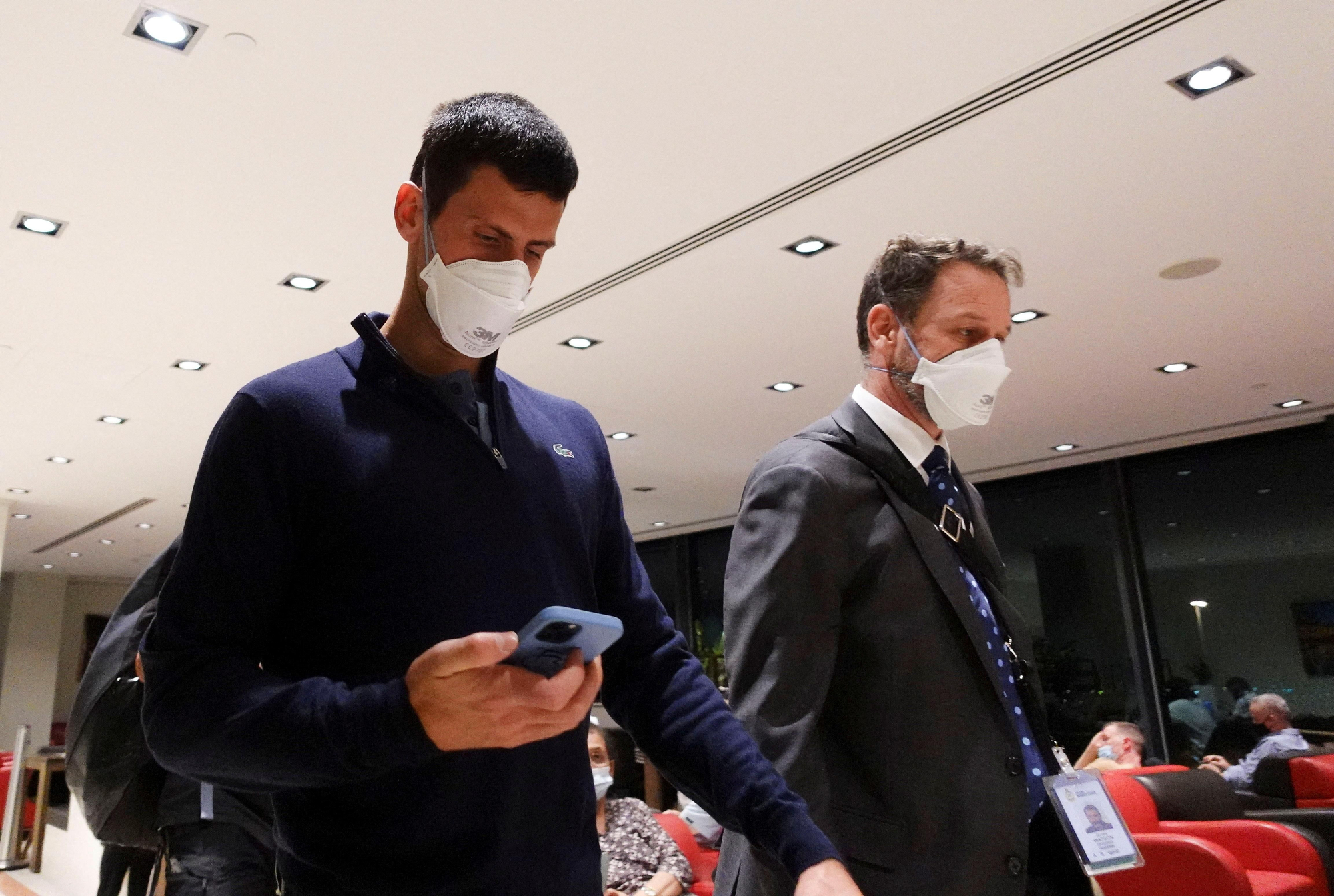 Djokovic, en el aeropuerto de Melbourne para dejar Australia.