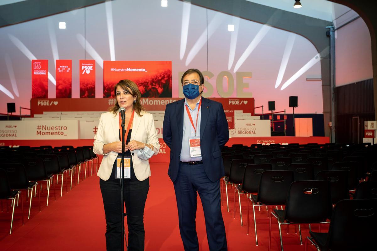 La vicesecretaria general del PSOE, Adriana Lastra, junto al líder de los socialistas extremeños, Guillermo Fernández Vara.