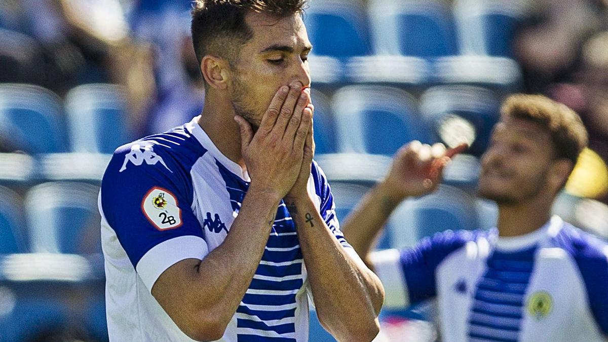 El centrocampista del Hércules Armando Ortiz se lamenta durante el partido ante el Levante B.