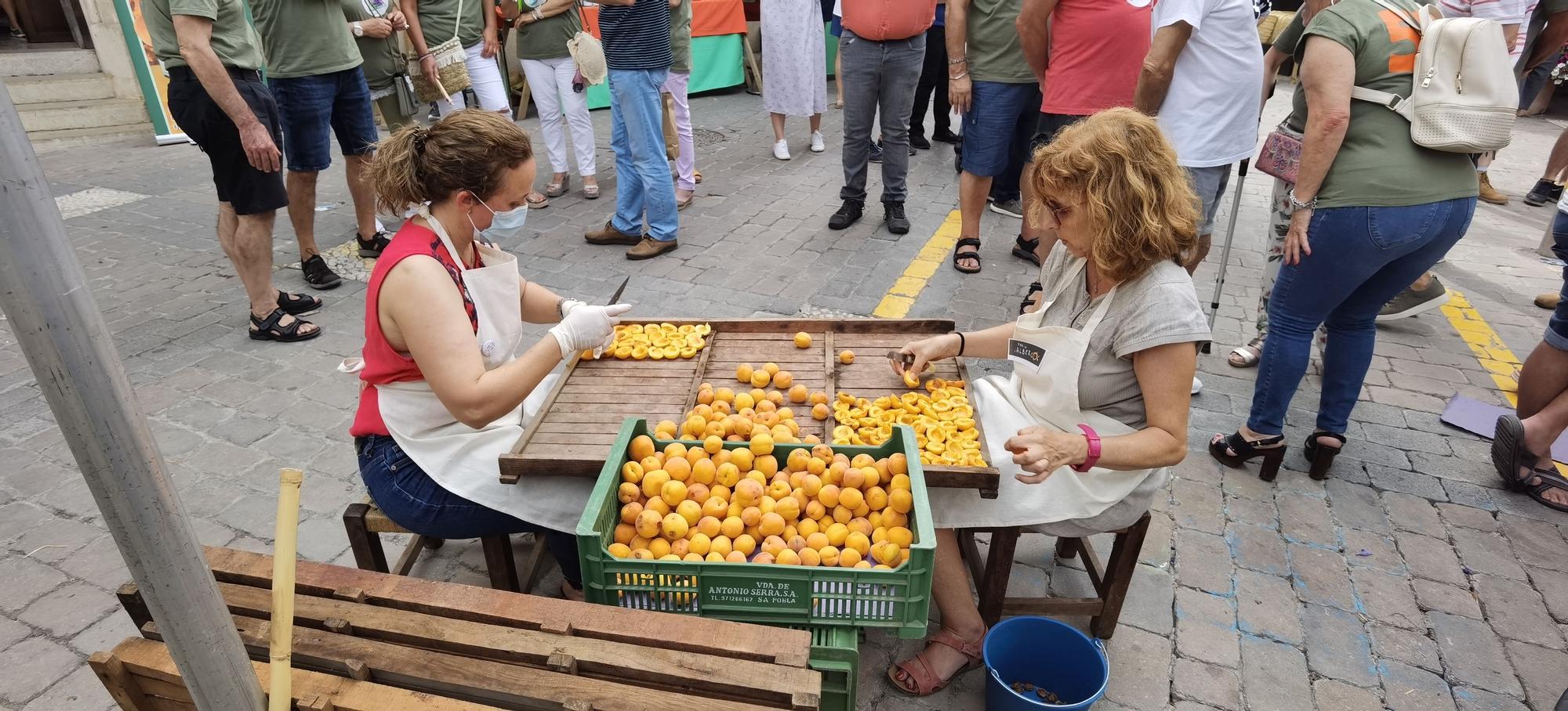 Porreres se tiñe de naranja por la Fira de l’Albercoc