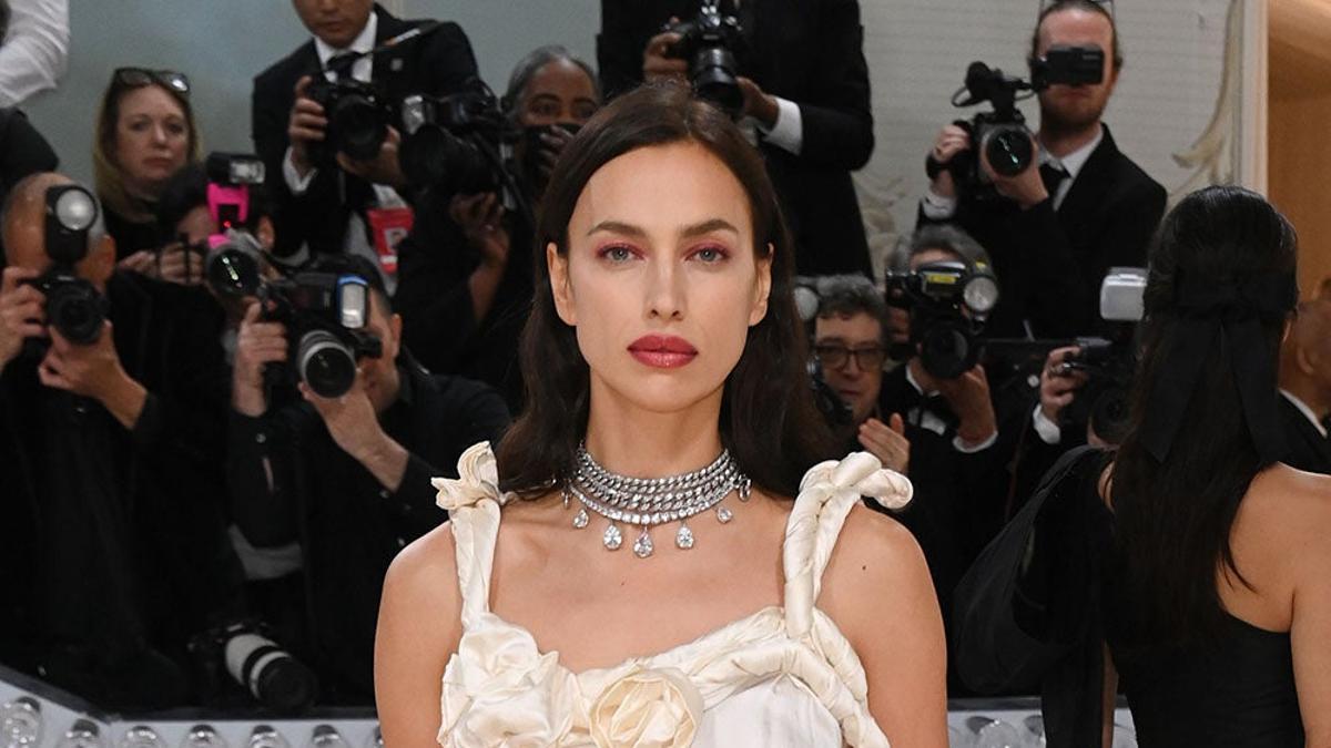 Para presumir NO hay que sufrir, palabrita de Irina Shayk con zapatos planos en la Met Gala 2023