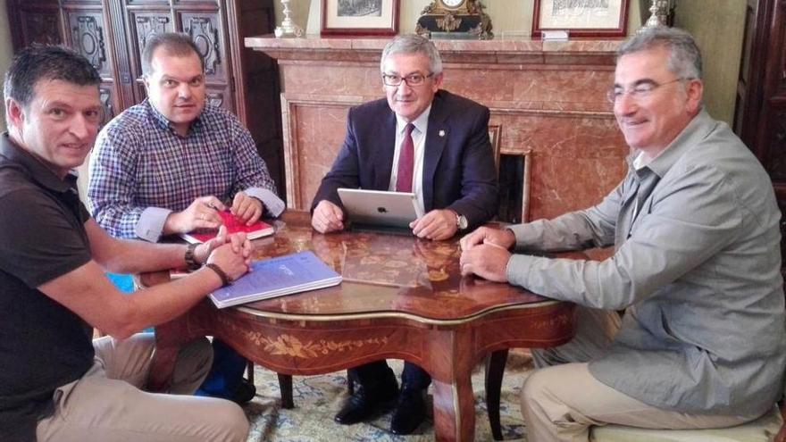 De izquierda a derecha, Luis Fernández Roces, José Luis Alperi, Santiago García Granda y Fermín Rodríguez, ayer, en el Rectorado de la Universidad de Oviedo.