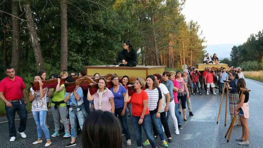 Los costaleros, mujeres y hombres (atrás), durante el ensayo en el instituto cañicense. // A. Hernández