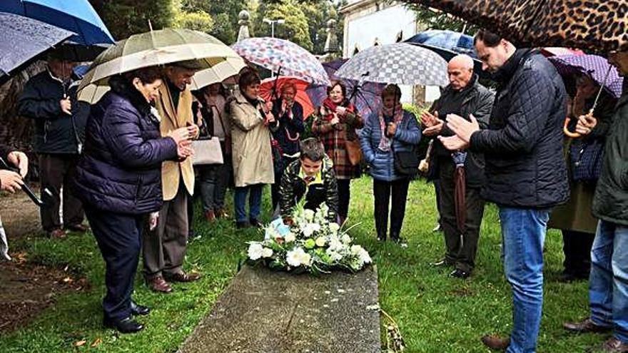 Ofrenda floral na tumba de Antonio Fraguas.