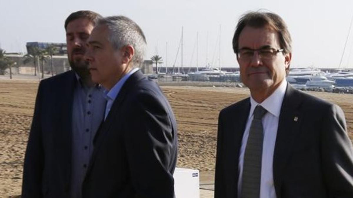 Artur Mas (derecha) y Pere Navarro, delante del líder de ERC, Oriol Junqueras, el pasado 24 de noviembre, jornada de reflexión de las elecciones autonómicas. JULIO CARBÓ