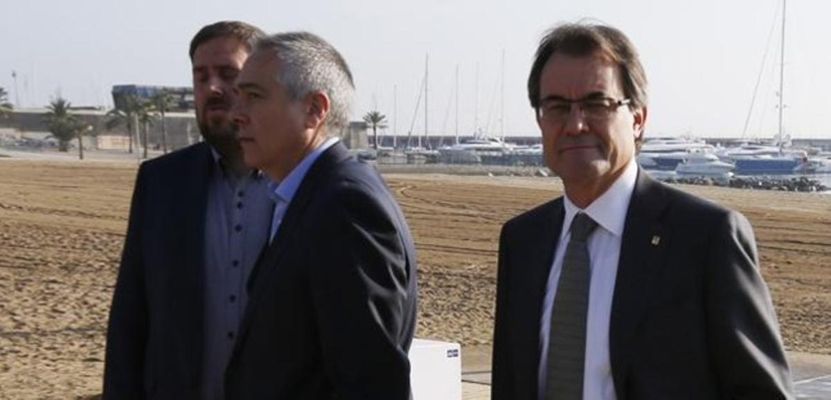 Artur Mas (dreta), Pere Navarro i Oriol Junqueras, durant la jornada de reflexió electoral del 25-N, en una platja de Barcelona.