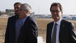 Artur Mas (derecha), Pere Navarro y Oriol Junqueras, durante la jornada de reflexión electoral del 25-N, en una playa de Barcelona.