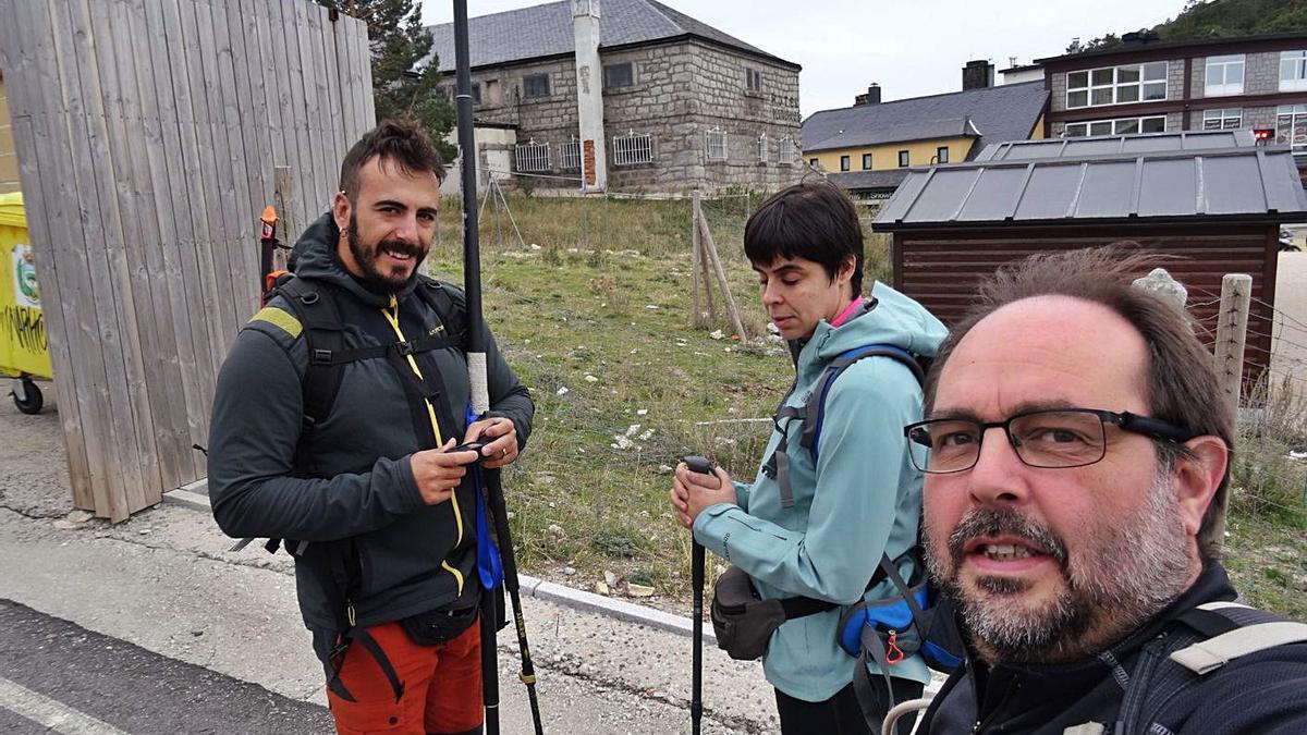 Erika Gabalón junto a dos compañeros de escalada