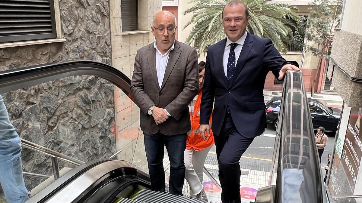 Hidalgo y Morales supervisan ayer la puesta en marcha de la escalera mecánica.