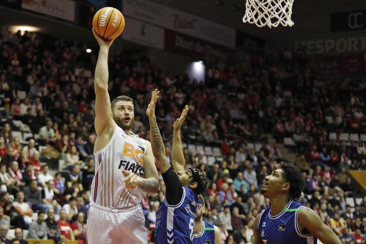 Geben llança amb una mà durant la victòria contra el San Pablo Burgos a Fontajau (77-71)
