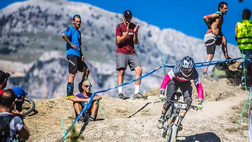 Mariano Marí, en pleno descenso en la Enduro World Series 2018, en Ainsa (Huesca).