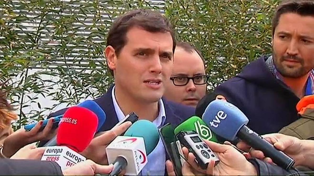 Albert Rivera adverteix a Rajoy que si no cedeix al diàleg amb PSOE i CS l’altra opció és que els independentistes marquin l’agenda política.