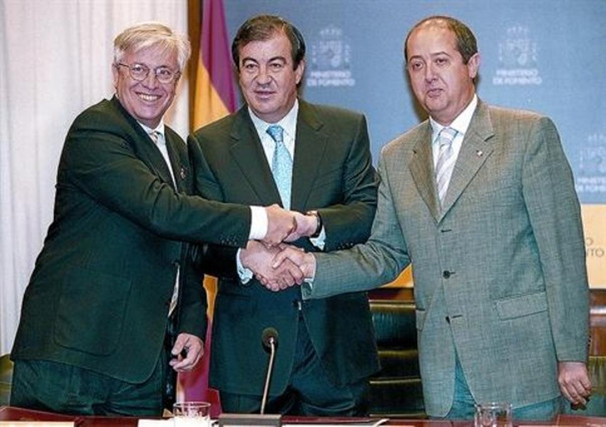 Joan Clos (esquerra), Francisco Álvarez-Cascos i Felip Puig pacten l’AVE per Mallorca el 9 de juliol del 2002.
