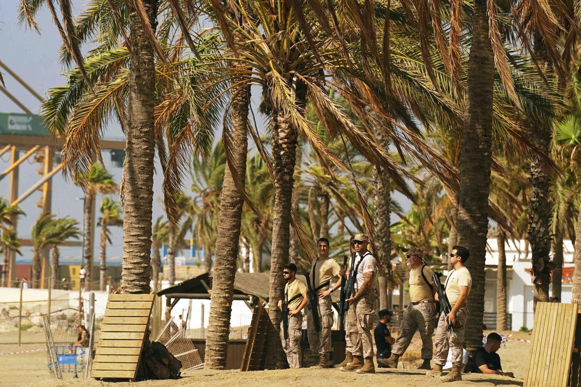 Exhibición dinámica de un desembarco anfibio de La Armada, donde aviones, helicópteros, Infantes de Marina, embarcaciones rápidas y lanchas de desembarco actúan en un escenario simulado de rescate de rehenes