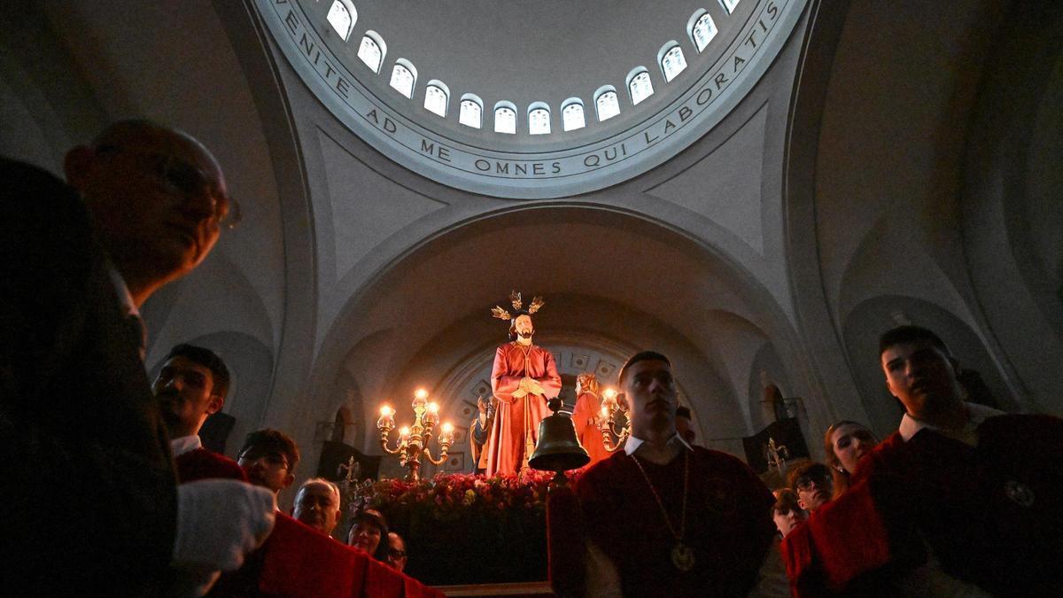 Las mejores imágenes de las procesiones de Lunes Santo en Elche