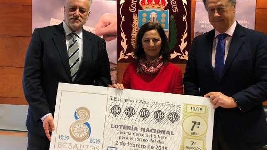 La alcaldesa y representantes de Loterías, ayer en rueda de prensa.